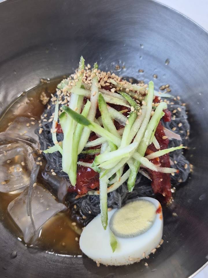 오이채와 명태회, 삶은 달걀을 올린 냉면