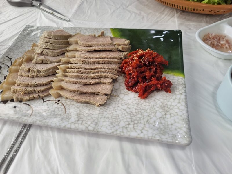 매콤한 명태회를 곁들인 수육