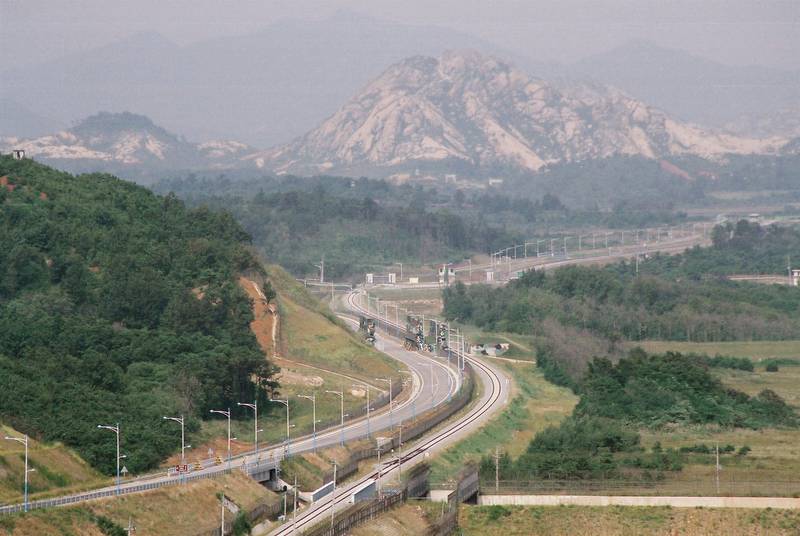 고성 통일전망대에서 바라본 비무장지대의 철길과 북쪽 산줄기